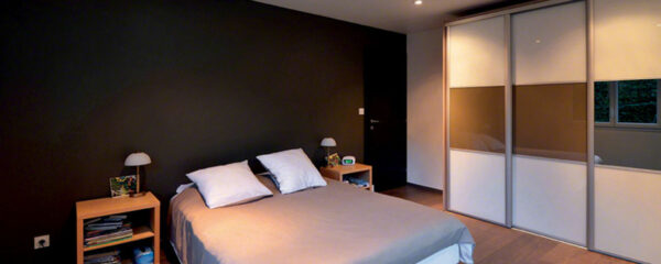 Plafond tendu acoustique dans une chambre