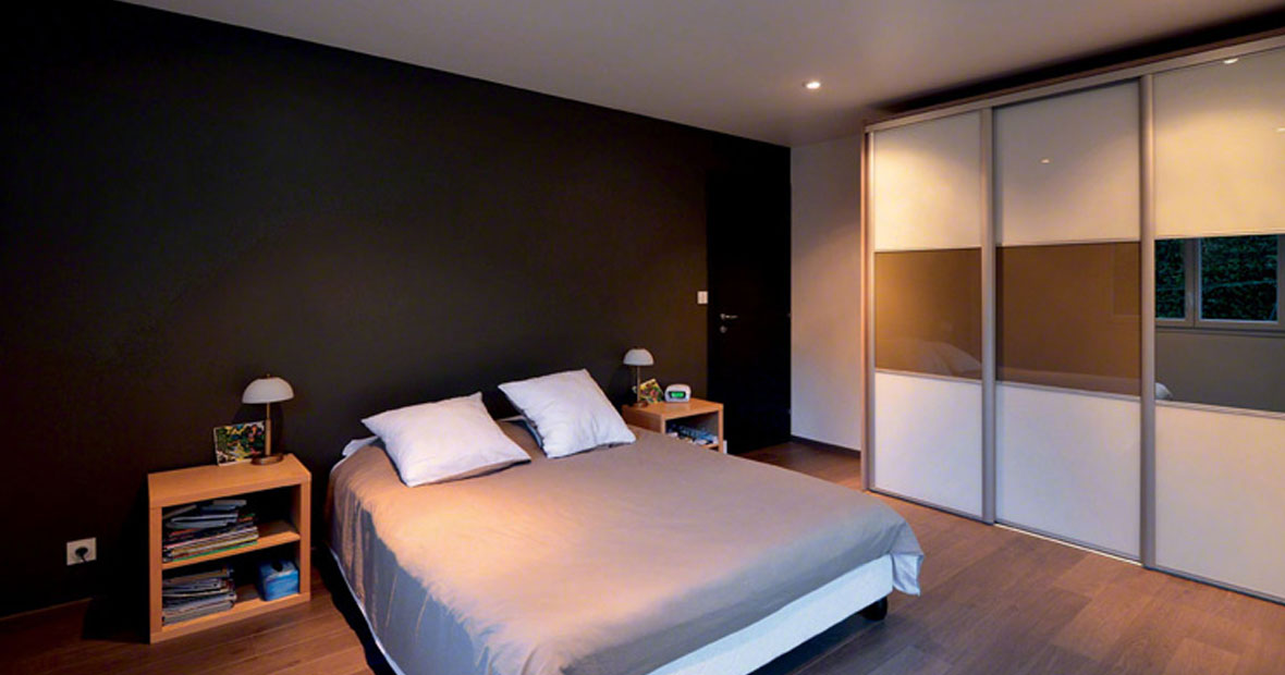 Plafond tendu acoustique dans une chambre